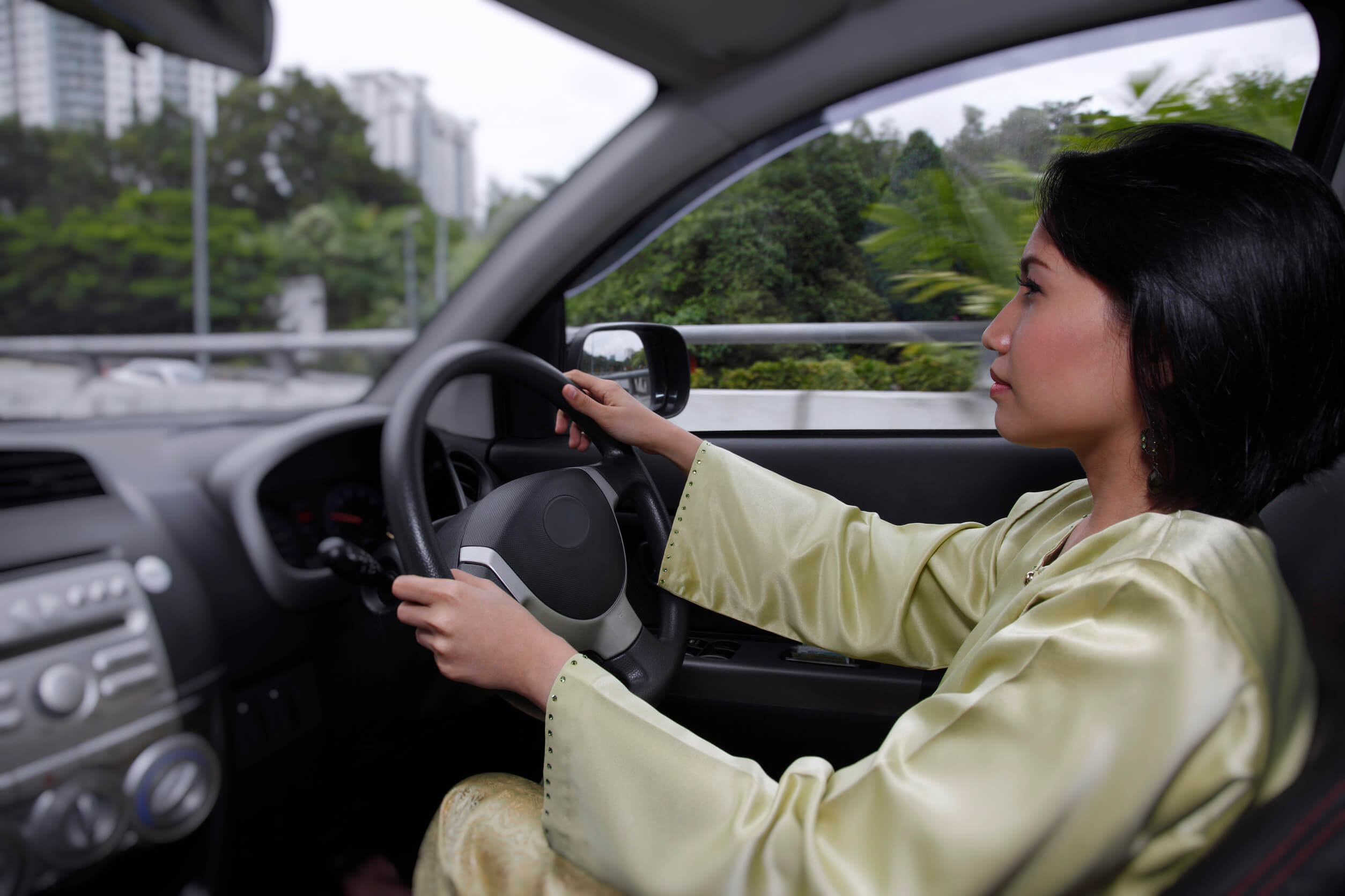 Smart Driving Habits for Women Drivers and Anyone Driving Alone
